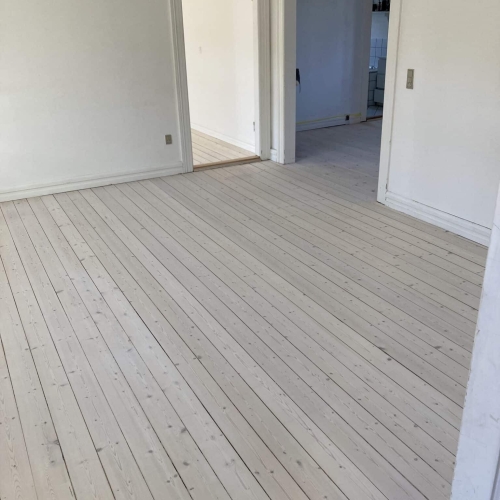 Gulvafslibning af lyse plankegulve