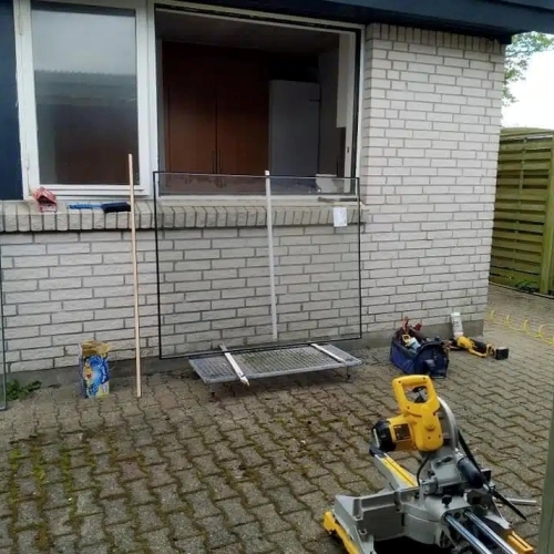 Udskiftning af vinduer og døre i hvidt hus