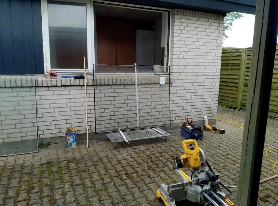 Udskiftning af vinduer og døre i hvidt hus